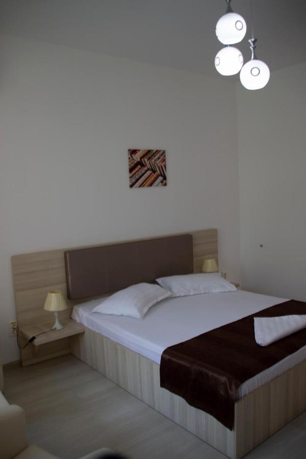 Q Hotel เนพทุน ภายนอก รูปภาพ