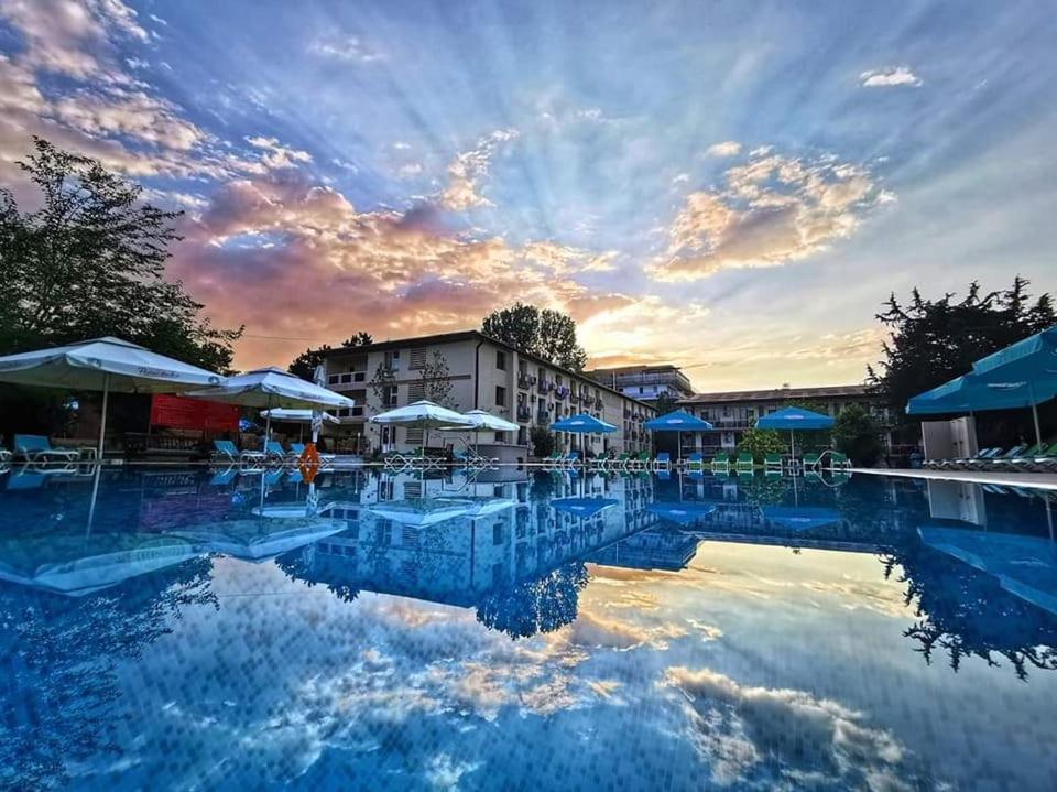 Q Hotel เนพทุน ภายนอก รูปภาพ